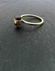 LITEN BANDRING MED RÖKKVARTS MÄSSING