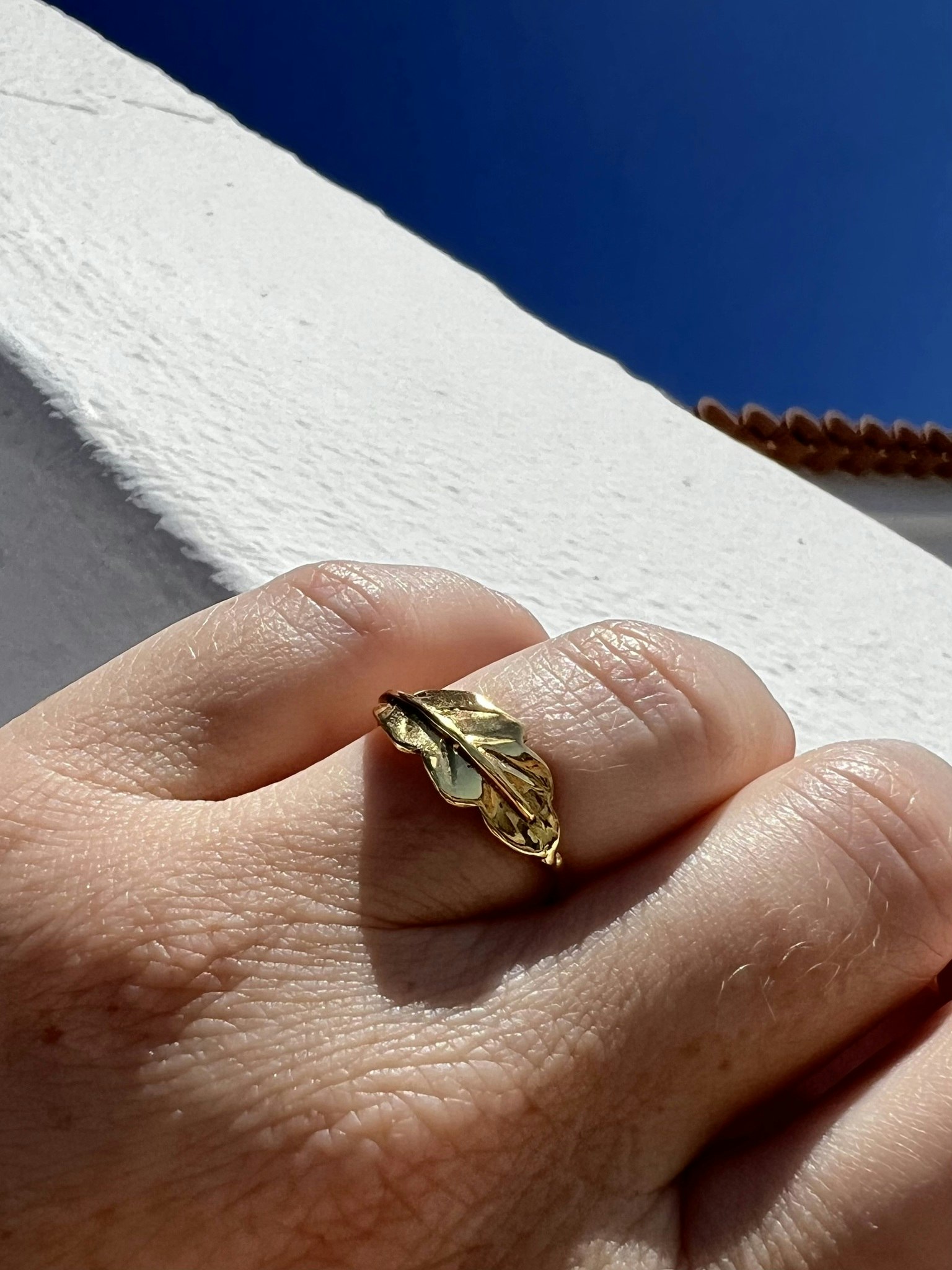 LITEN RING EKLÖV I MÄSSING
