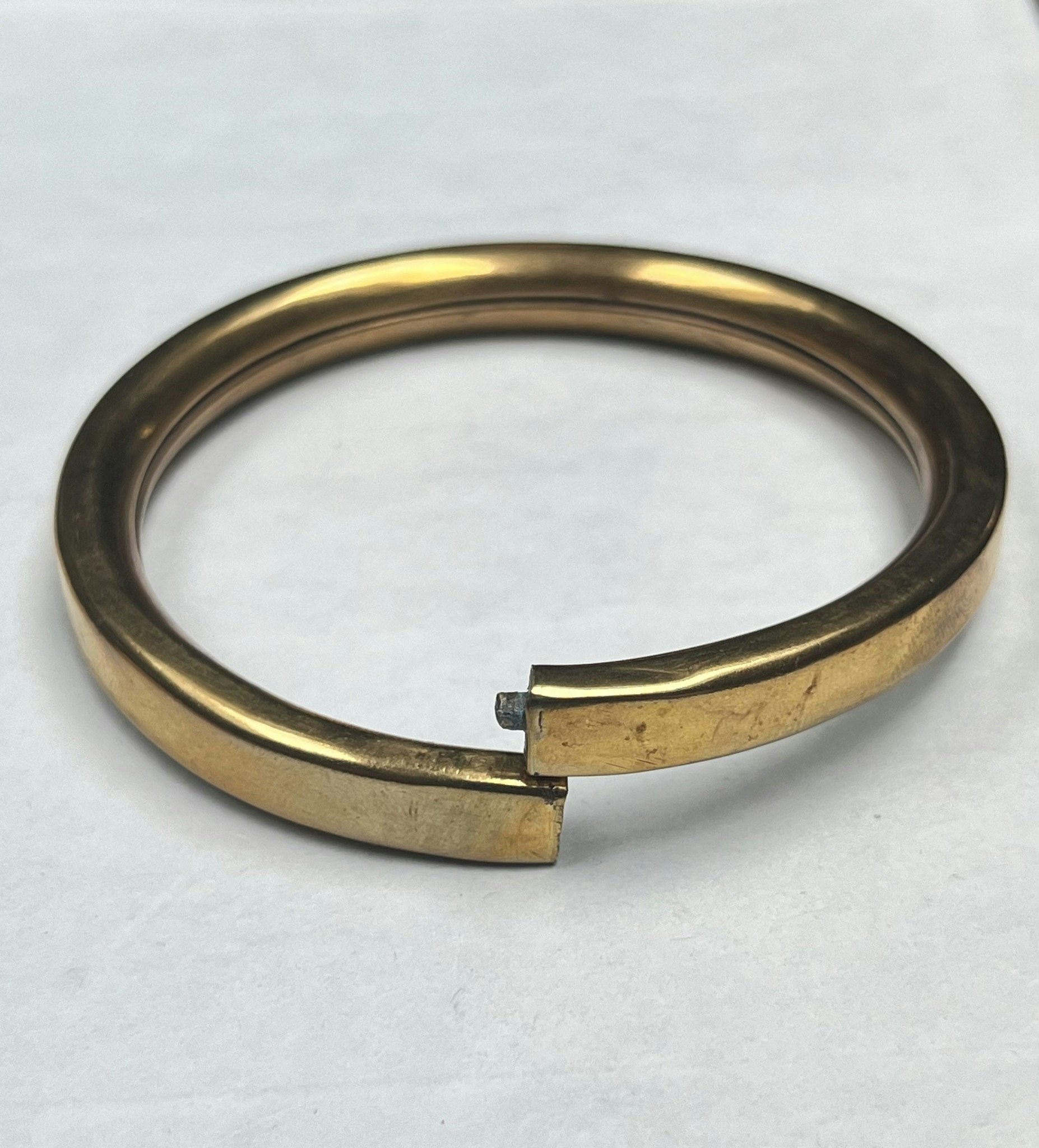 ÖPPNINGSBART ARMBAND I MÄSSING