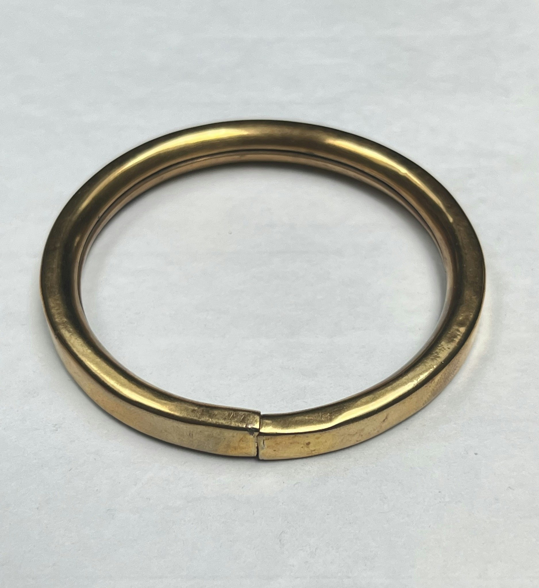 ÖPPNINGSBART ARMBAND I MÄSSING