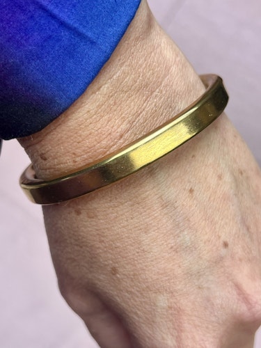 ÖPPNINGSBART ARMBAND I MÄSSING