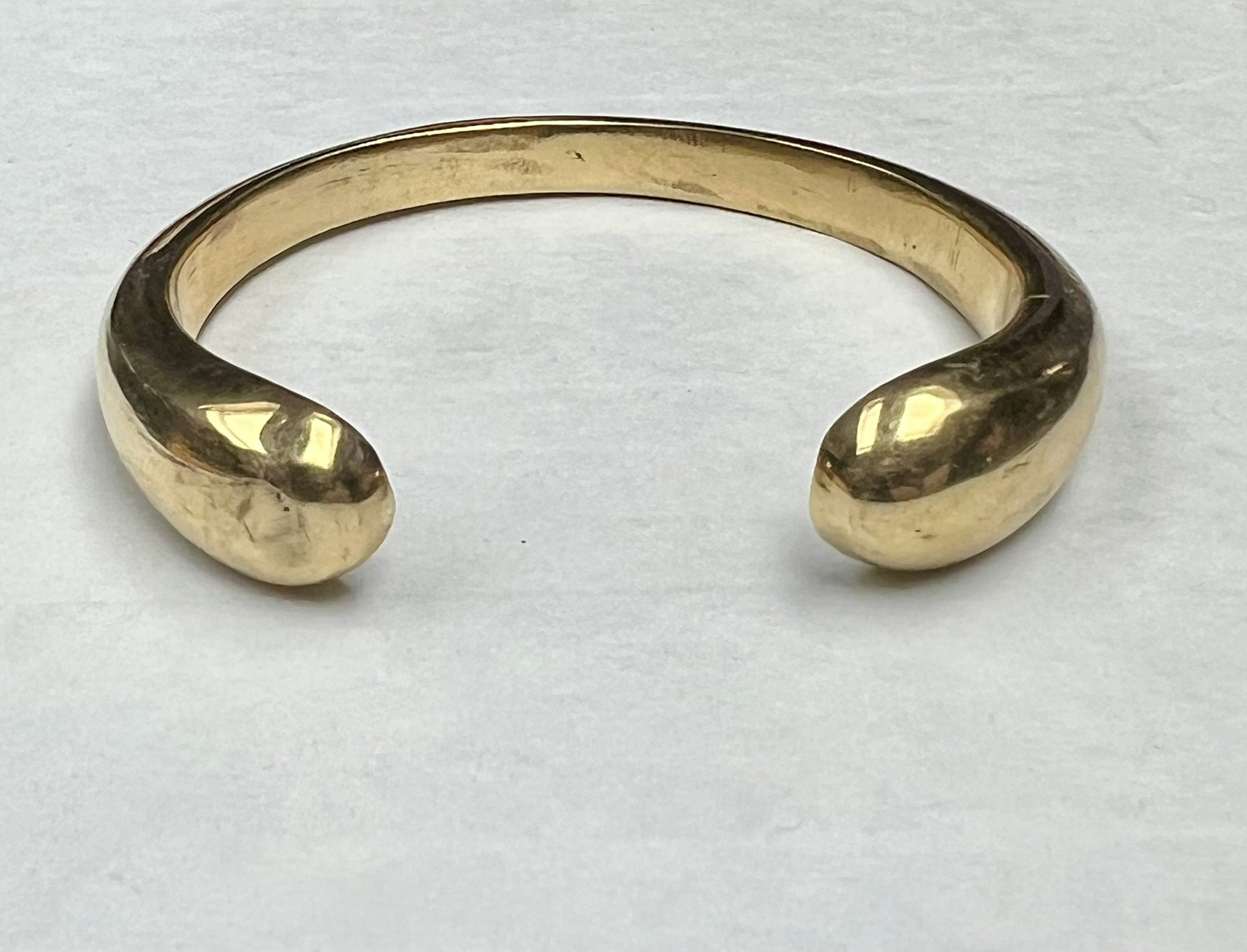 DROPPAR ARMBAND I MÄSSING
