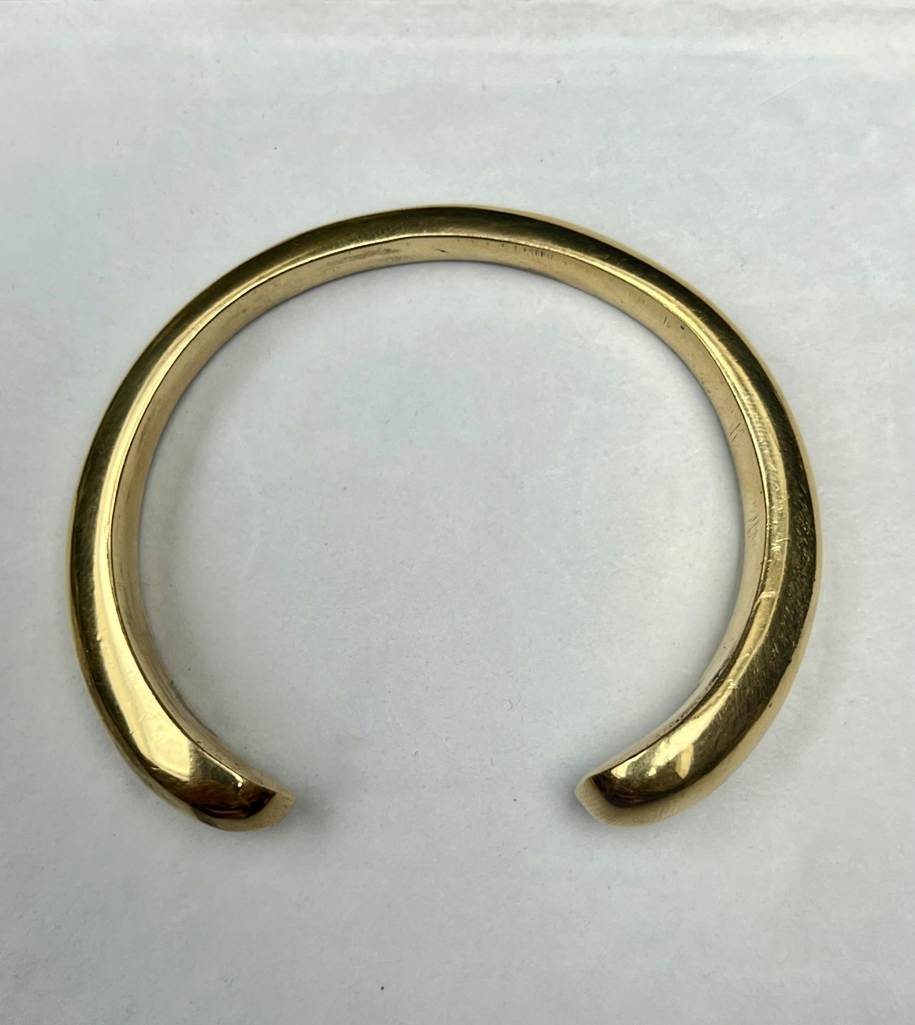 DROPPAR ARMBAND I MÄSSING