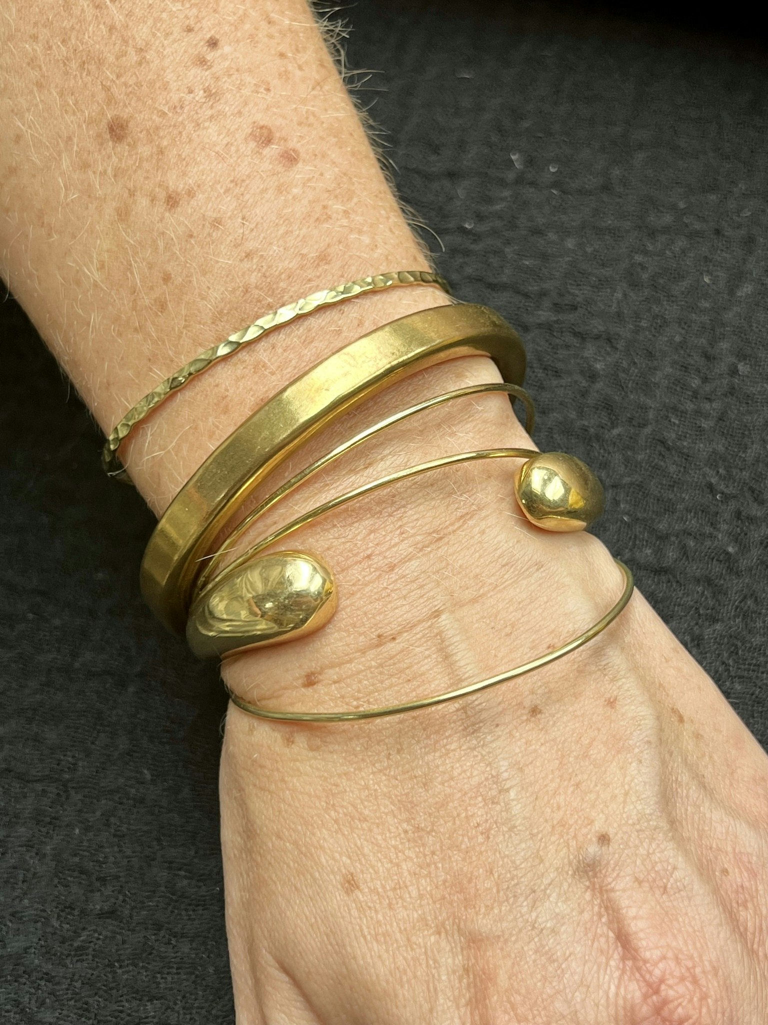 DROPPAR ARMBAND I MÄSSING