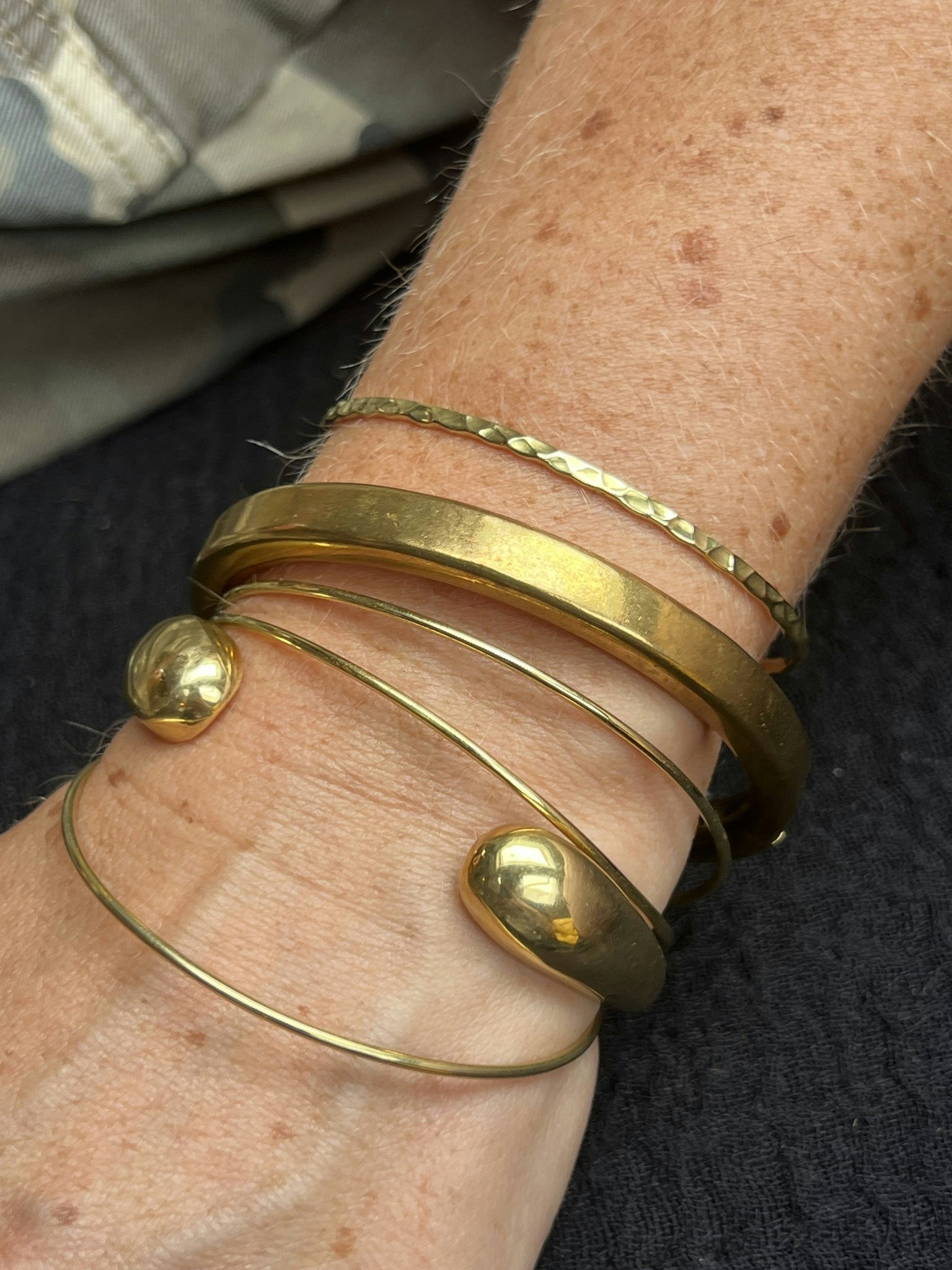 ÖPPNINGSBART ARMBAND I MÄSSING