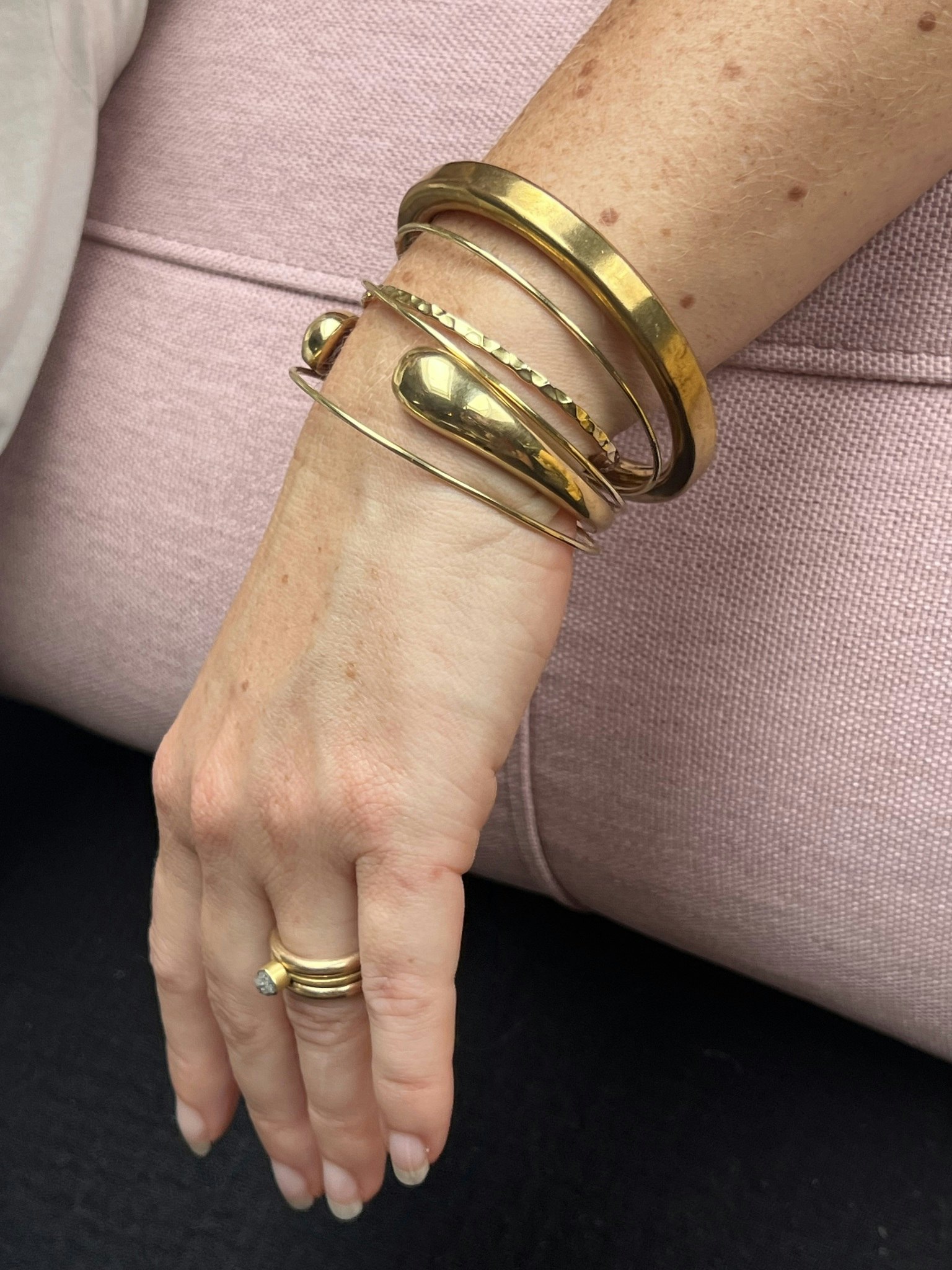 ÖPPNINGSBART ARMBAND I MÄSSING