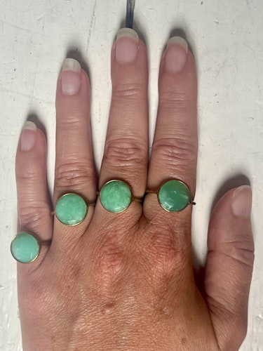 KRYSOPRAS BEZEL RING I MÄSSING