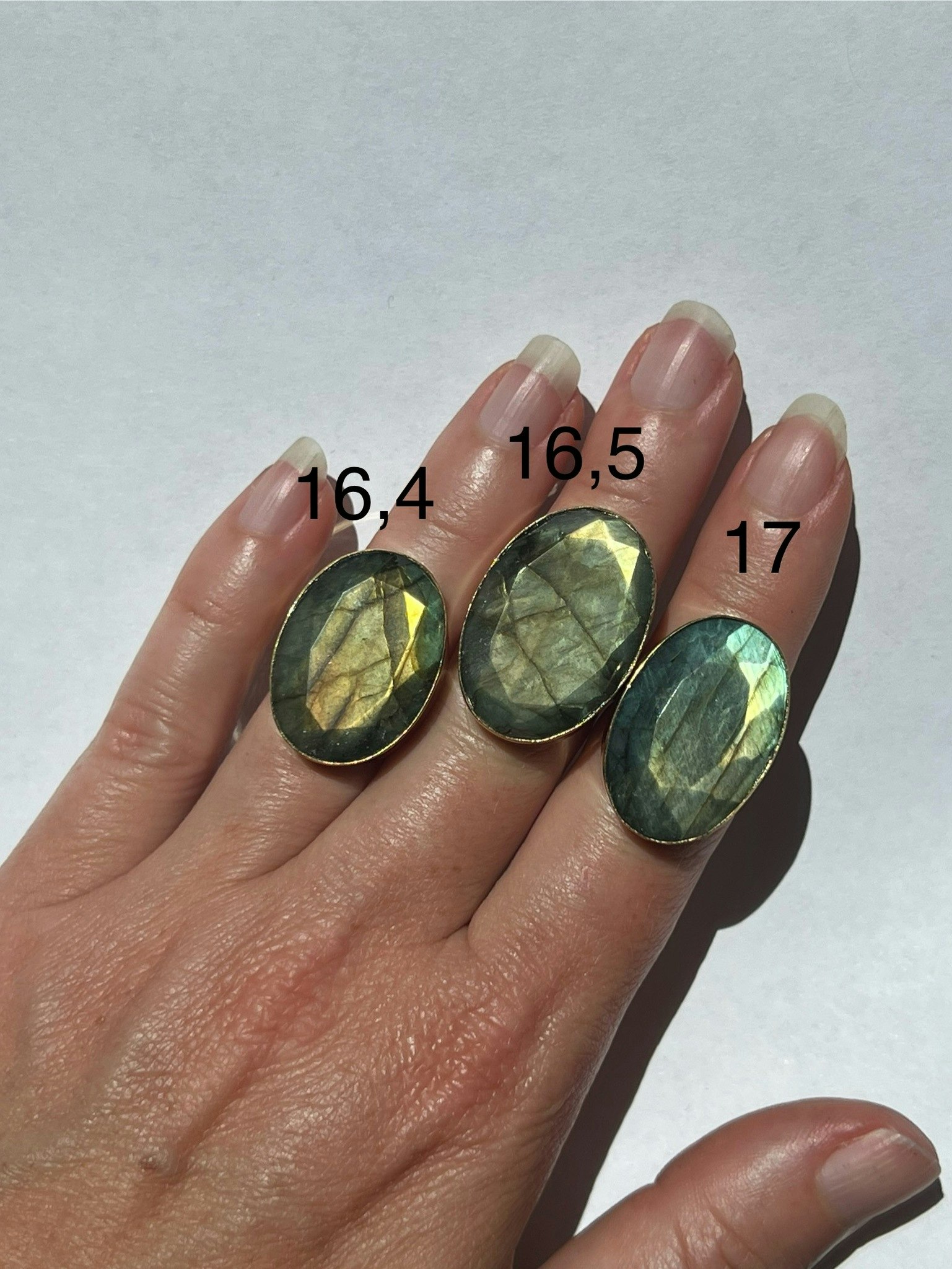 GRÖN LABRADORIT COLETTE RING MÄSSING
