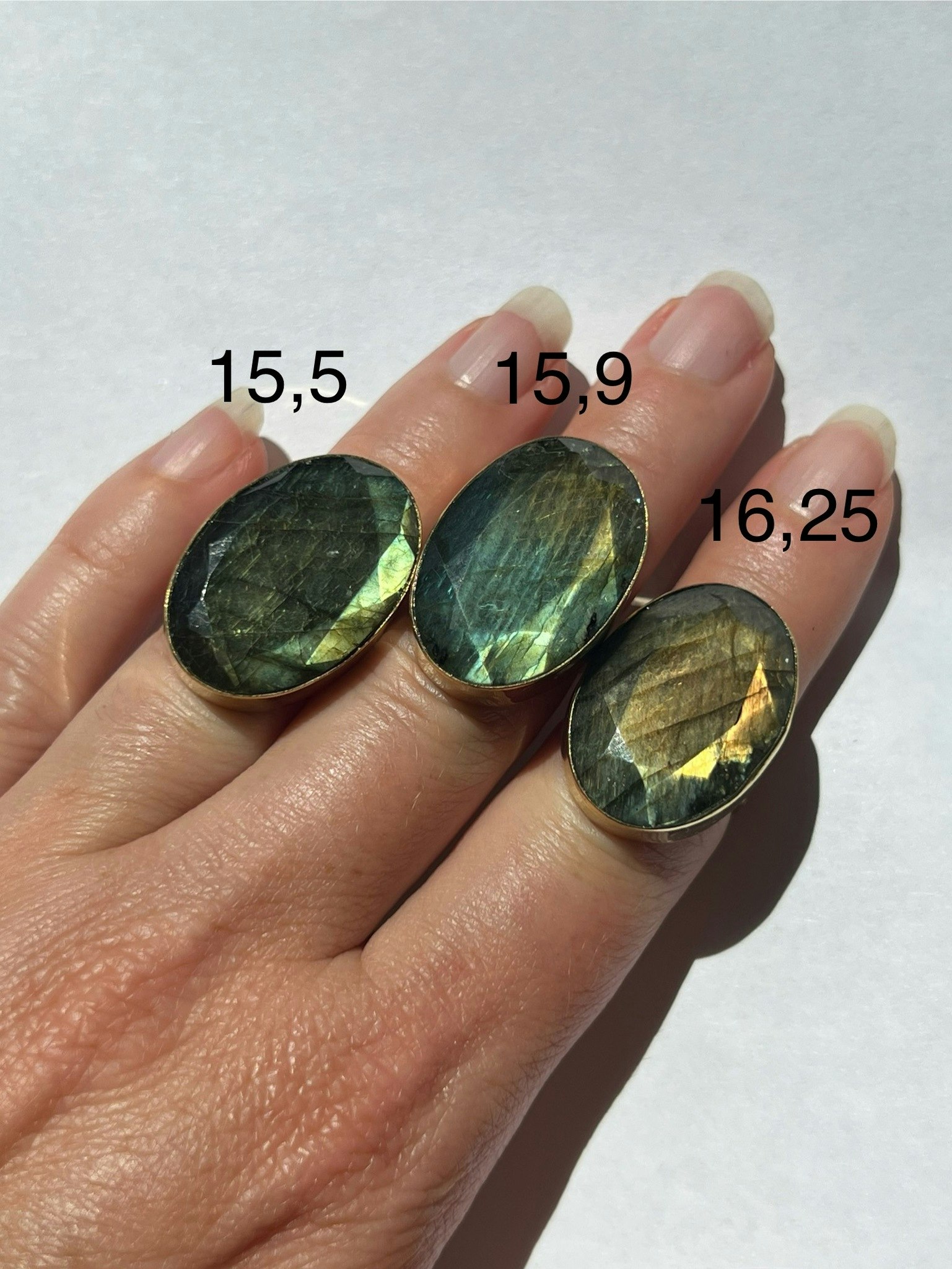 GRÖN LABRADORIT COLETTE RING MÄSSING