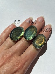 GRÖN LABRADORIT COLETTE RING MÄSSING
