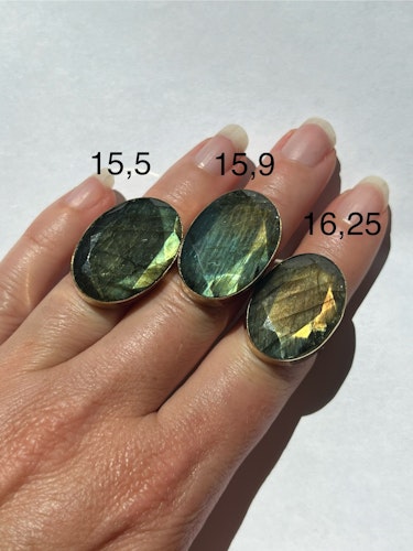 GRÖN LABRADORIT COLETTE RING MÄSSING