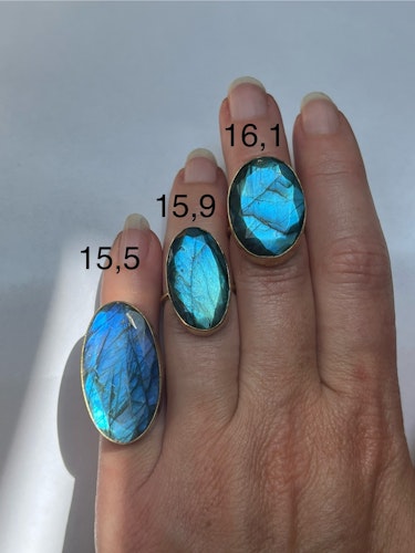 BLÅ LABRADORIT COLETTE RING MÄSSING