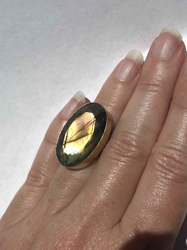 PEACH/ GRÖN LABRADORIT COLETTE RING MÄSSING