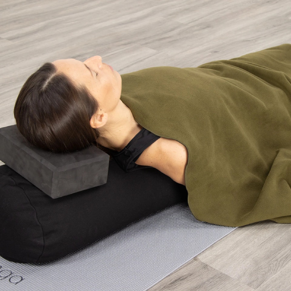 MYGA - Yoga Fleece Blanket - Black/militærgrønn