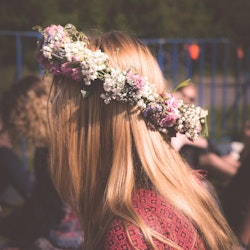 Bind en hårkrans av blommor