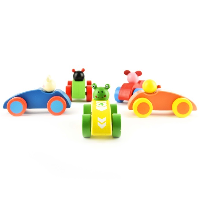 färgglada leksaksbilar av trä med små figurer