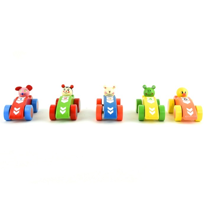färgglada leksaksbilar av trä med små figurer