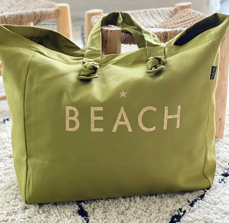 avokadofärgad strandväska med texten beach