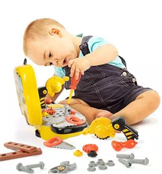 barn som leker med verktyg i plast för barn