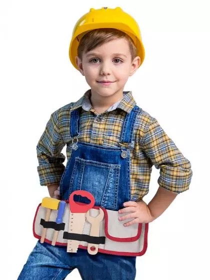 pojke som har på sig verktygsbälte med leksaksverktyg i trä