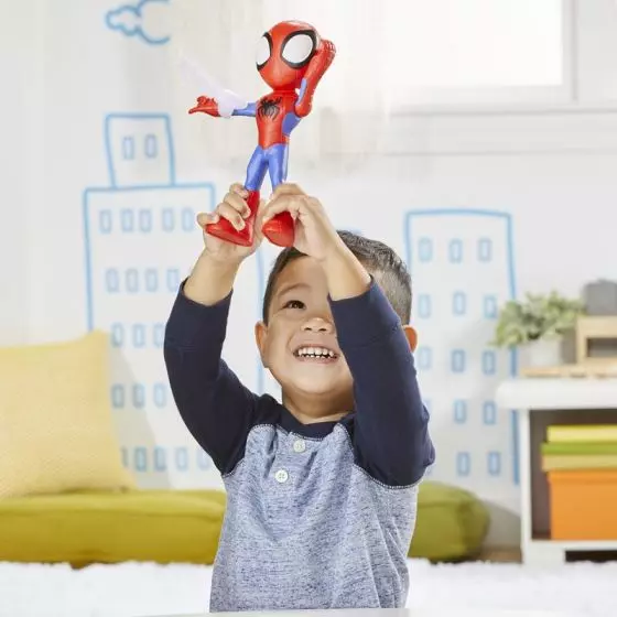 pojke som leker med spiderman actionfigur