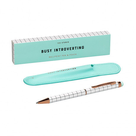 Bläckpenna med Touch och texten Busy Introverting