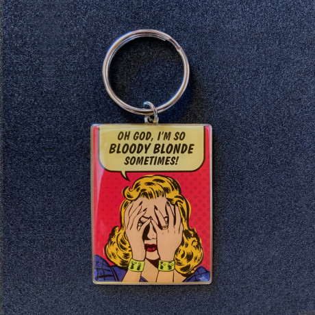Kul nyckelring i emaljerad plåt med retro motiv och texten "Oh God, I'm so bloody blonde sometimes!"