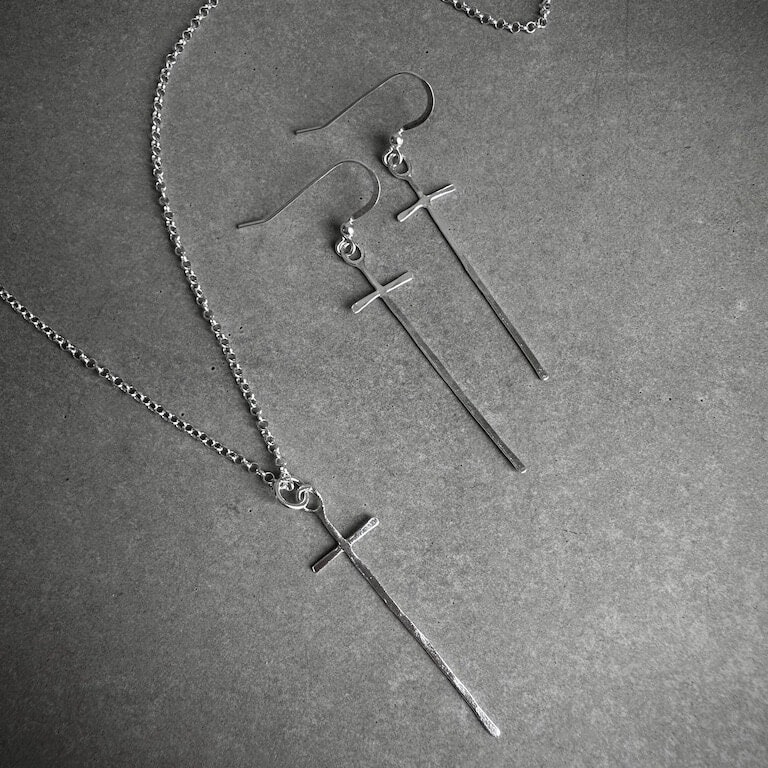 Silverörhängen och halsband kors