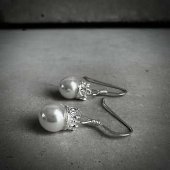 Silverörhängen Crown Pearl