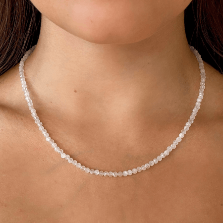 Tunt pärlhalsband i vit månsten
