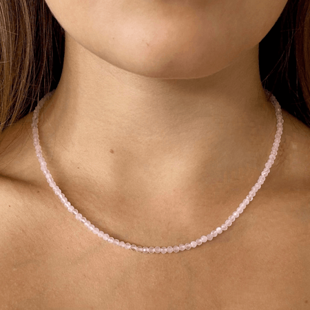Tunt pärlhalsband i rosenkvarts