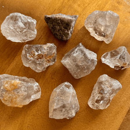 Rå Rökkvarts, mellan (inslag av mineral)