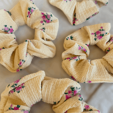 Handsydd scrunchie - gul med blommor