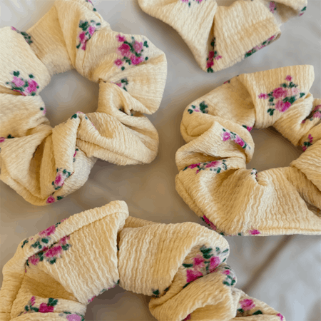 Handsydd scrunchie - gul med blommor