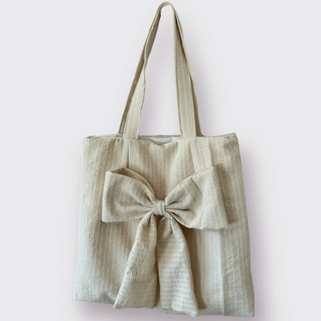 Handsydd tygpåse med rosett - Beige bäckebölja