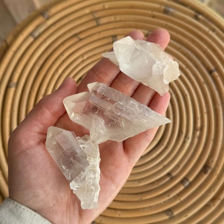 Rå Spets Bergskristall (ojämnheter & mindre inslag av mineral)