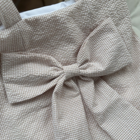 Handsydd tygpåse med rosett - smårutig beige