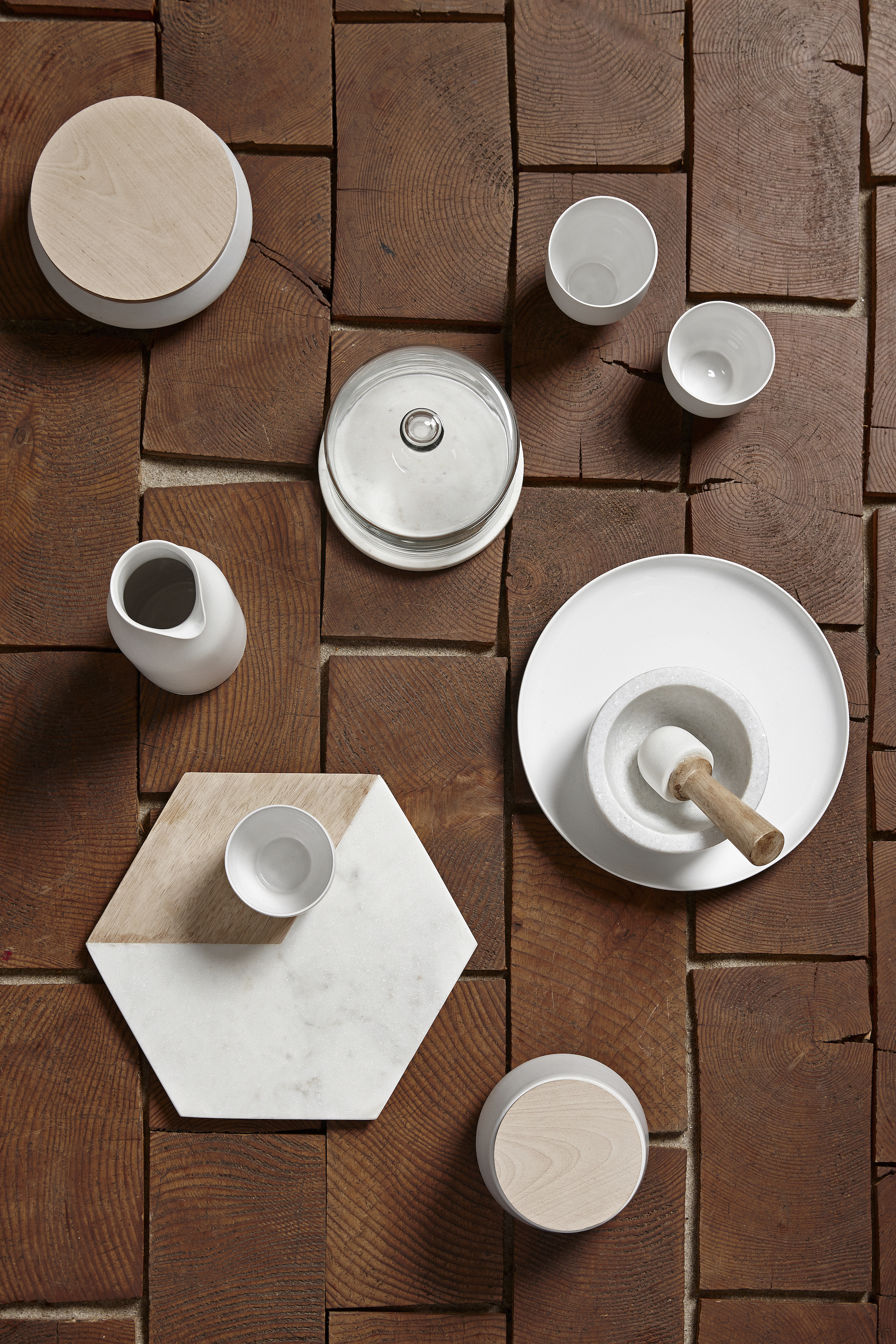 Fantastisk hvid keramikkrukke med naturfarvet trælåg fra danske Hübsch