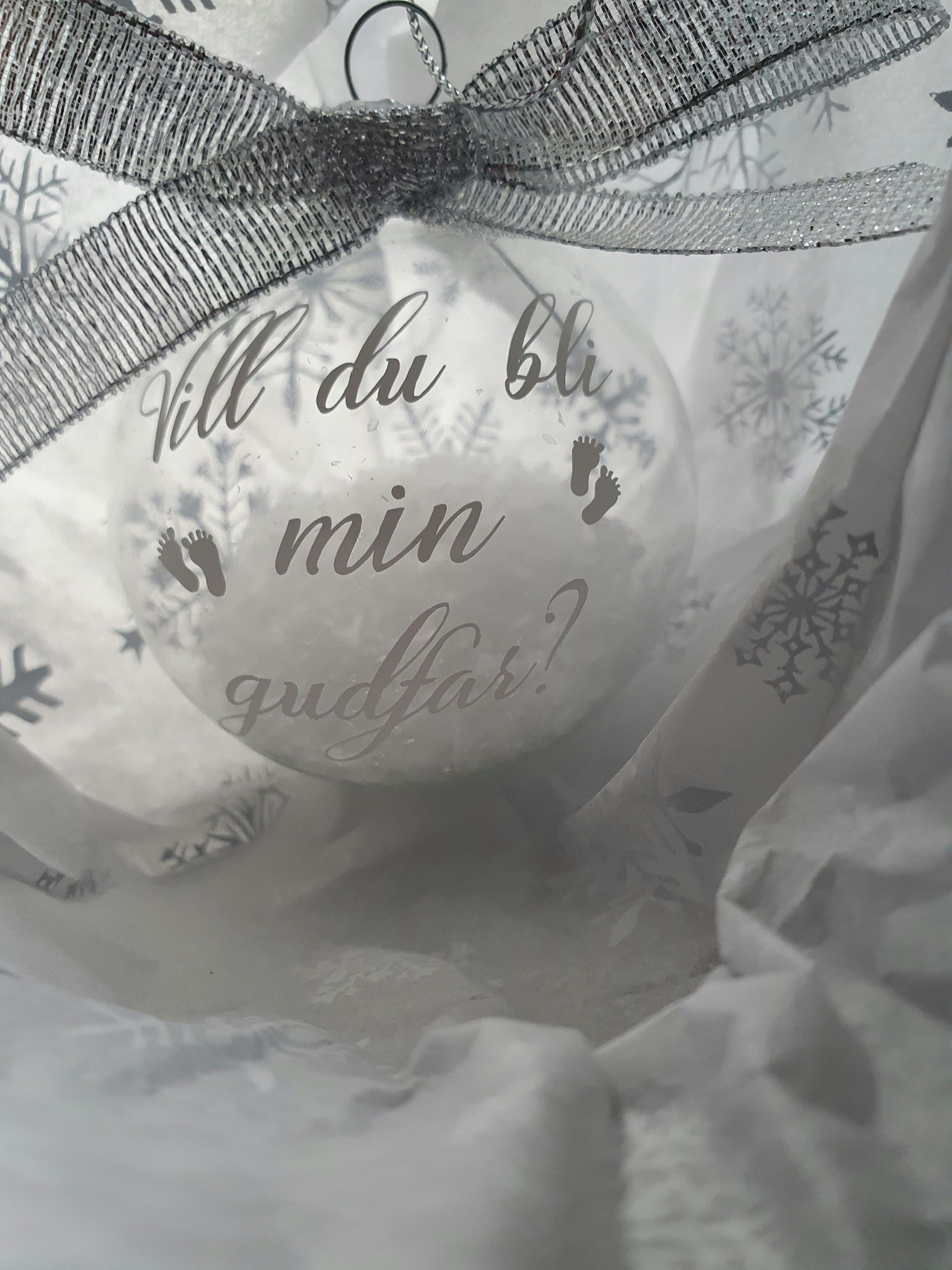 Transparent julgranskula med snö och rosett Vill du bli min gudmor/gudfar?
