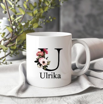 Mugg med bokstav, blomma och namn