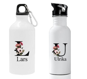 Vattenflaska med blommig bokstav och namn.