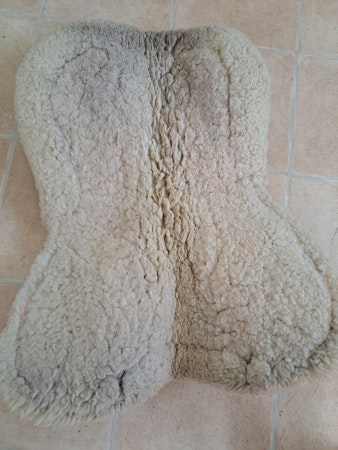 Padd i fårskinn, Hansbo, 60 cm