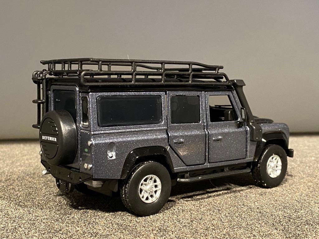 Skala 1/32 Land Rover Defender 110, Mörkgrå, från Tayumo