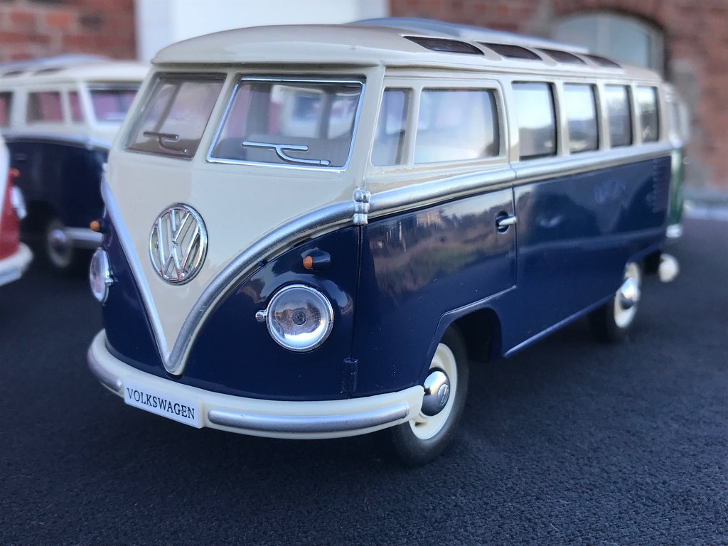 Skala 1/24 Megasuccèsäljare Mörkblå Volkswagen Buss Typ 2, T1 62' Med LÅDA