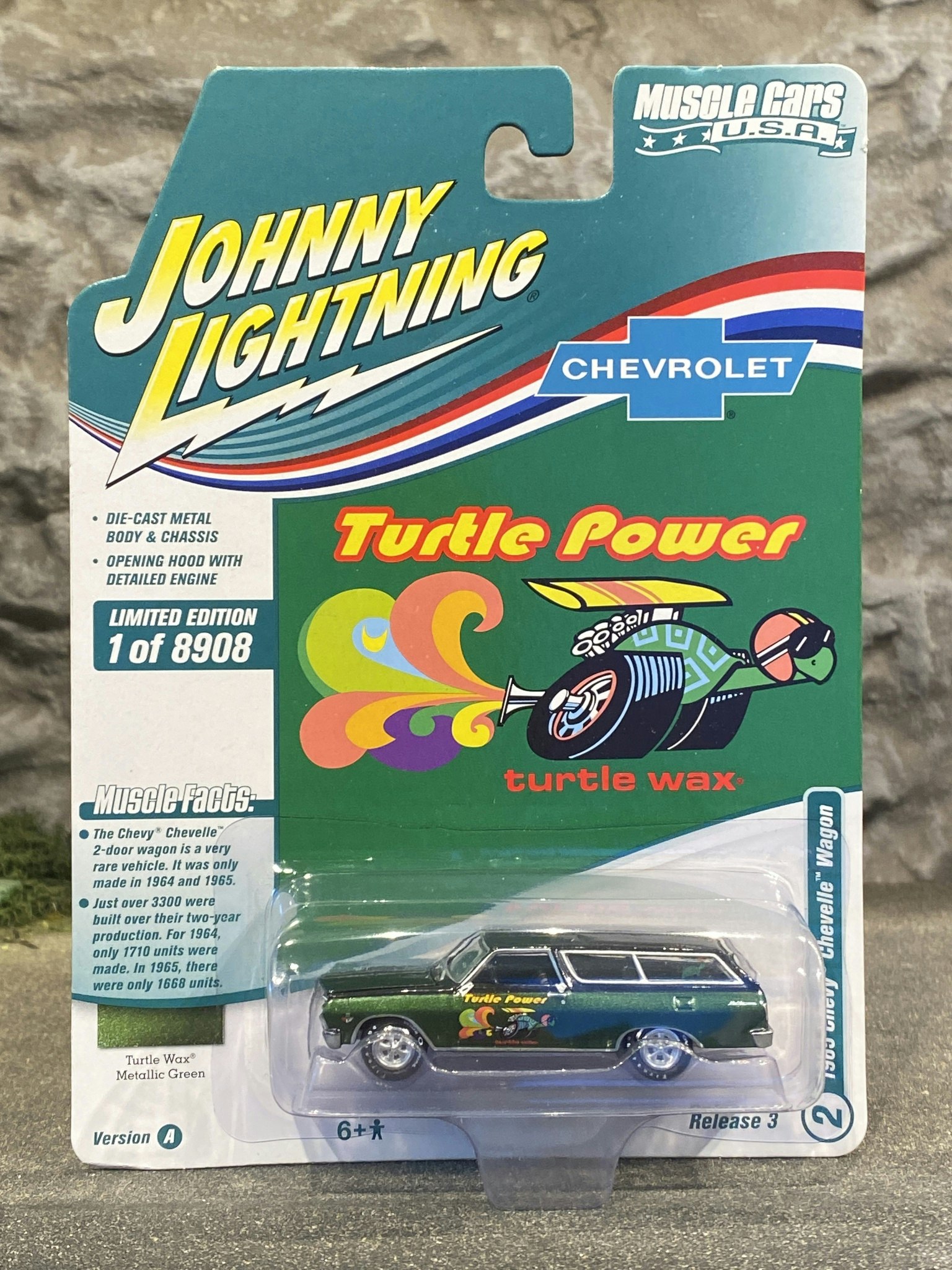 Skala 1/64 - Chevy Chevelle Wagon 65' "Turtle Wax" från Johnny Lightning