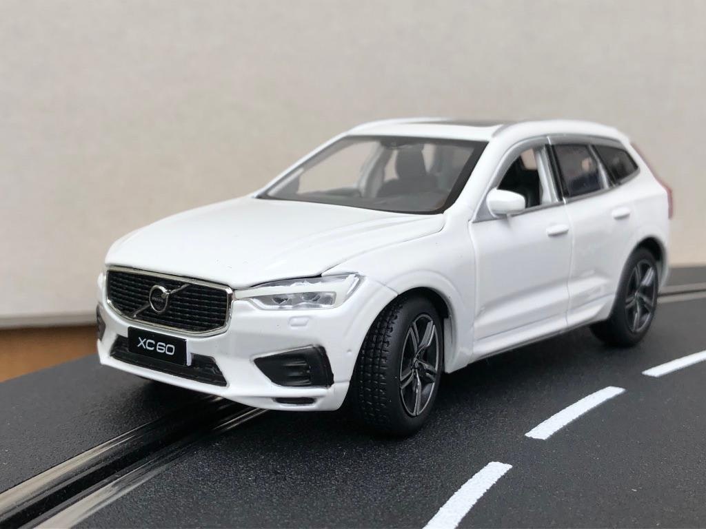 Skala 1/32 Volvo XC60, Vit, Svart kartong, från Tayumo