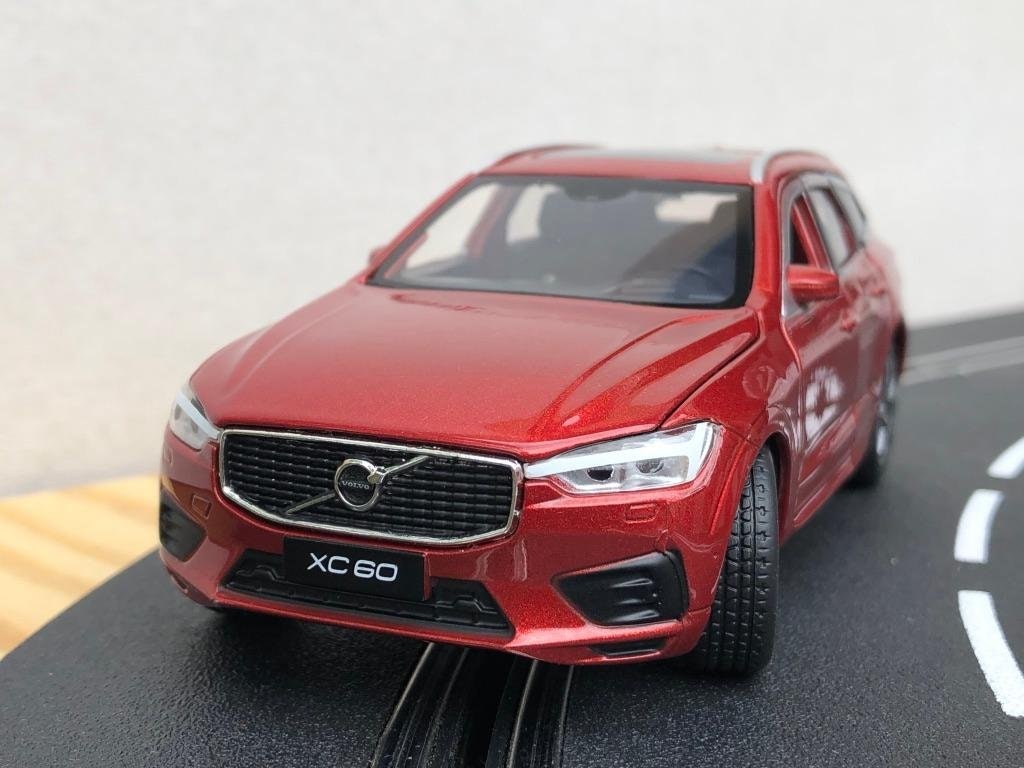 Skala 1/32 Volvo XC60, Fusion Röd, vit kartong från Tayumo