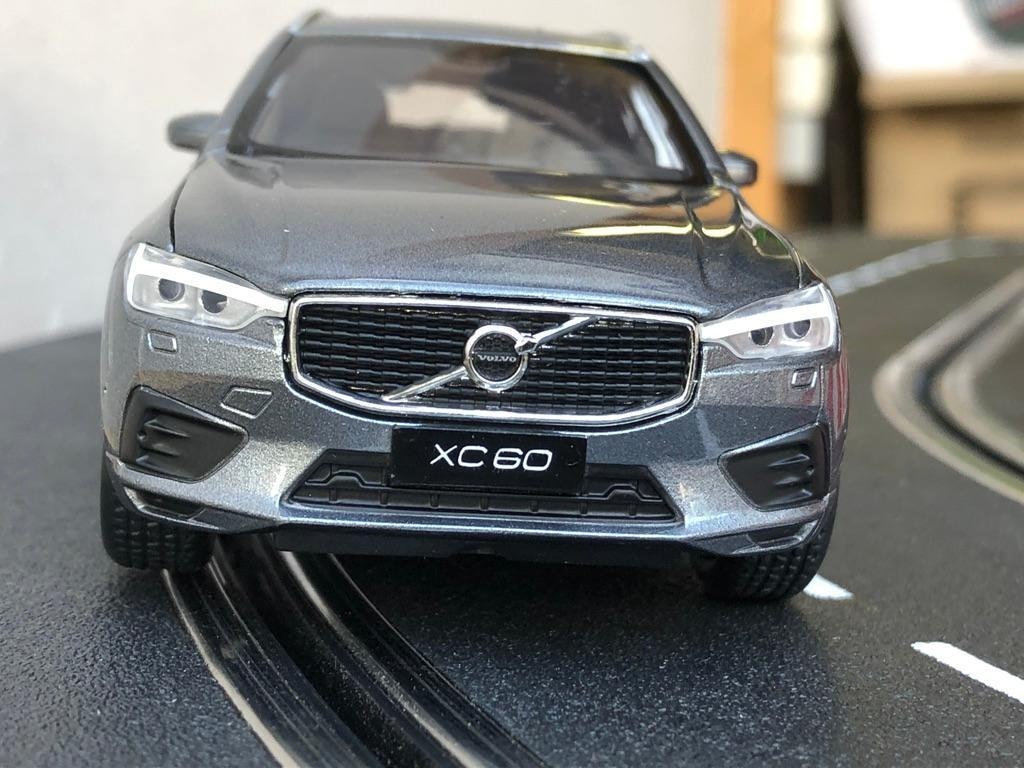 Skala 1/32 Volvo XC60, Osmium Grå, Vit kartong från Tayumo