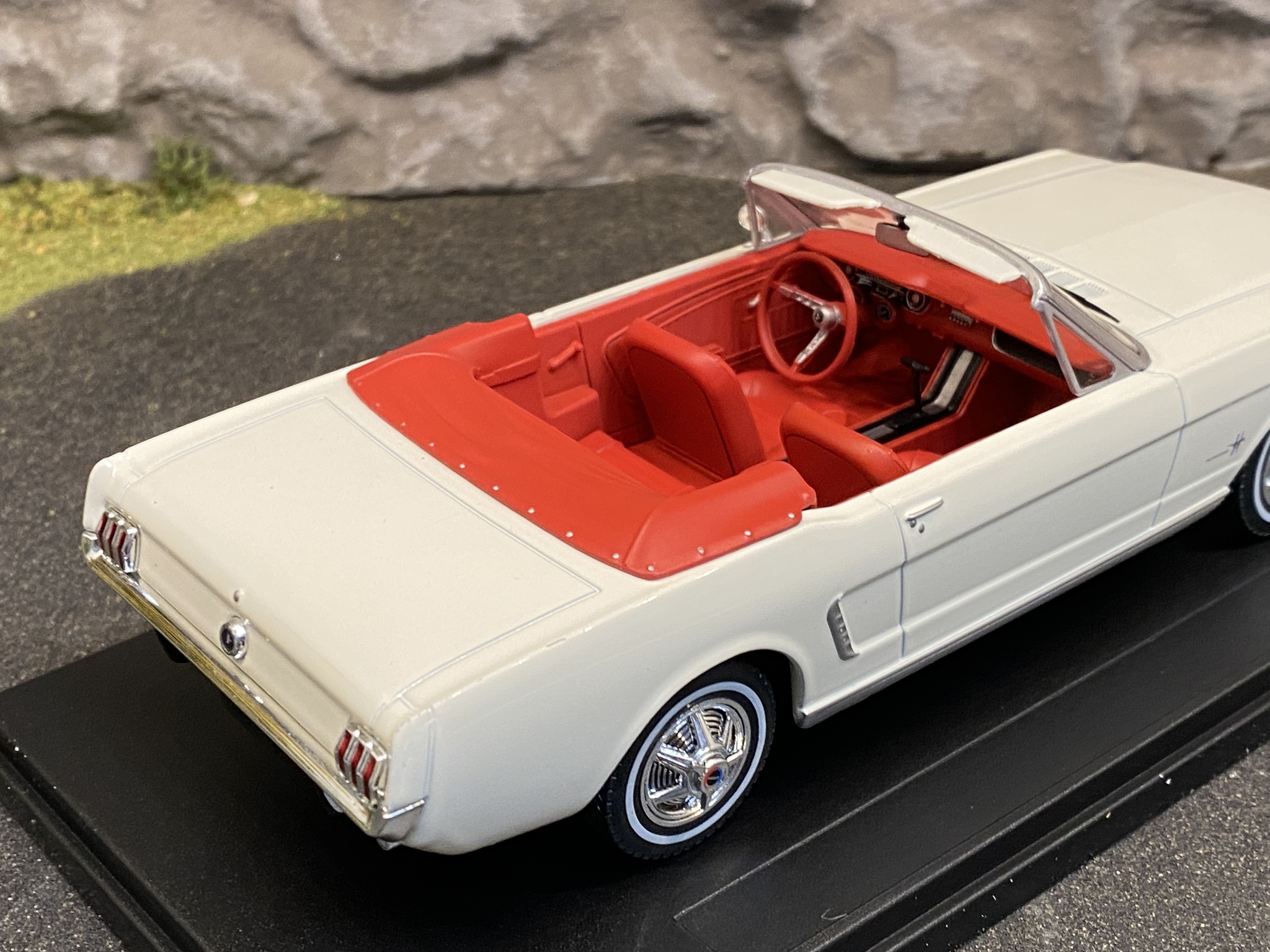 Skala 1/24 Ford Mustang Convertible 1965', Cremevit - Magasinsmodell - Fotoex