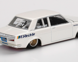 Skala 1/64 - Datsun 510 Pro Street GREDDY Pearl White (KHMG016) KAIDO fr MINI GT
